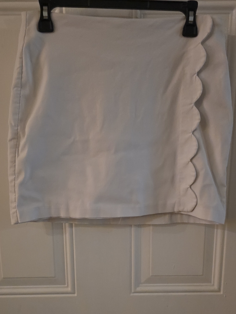 crown & ivy White Scallop Edge Mini Skort